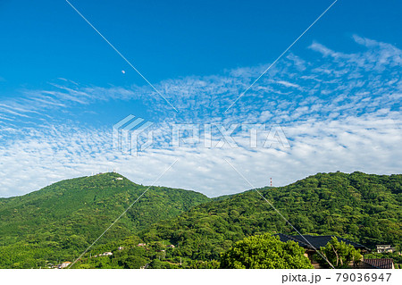 帆柱連山と青空と雲 79036947