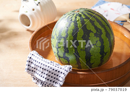 木桶で冷やされたスイカ 79037019