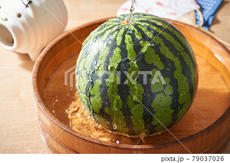 木桶で冷やされたスイカ 木桶で冷やされたスイカ 79037026