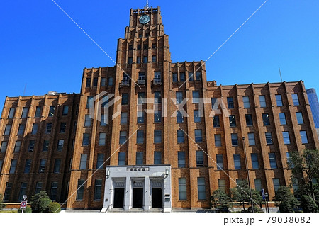 日比谷公園内の市政会館 79038082