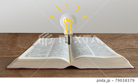 テーブルに置かれた本とひらめきアイデア テーブルに置かれた本とひらめきアイデア 79038379