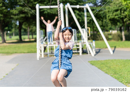 公園で遊ぶ若い親子 公園で遊ぶ若い親子 79039162
