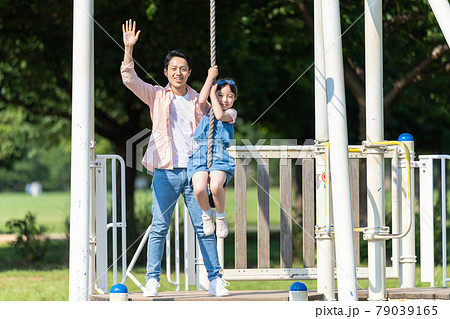 公園で遊ぶ若い親子 79039165
