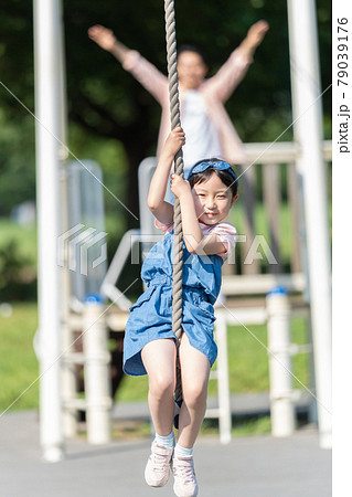 公園で遊ぶ若い親子 79039176