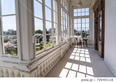 鳥取県鳥取市　春の白亜の洋館　仁風閣　宝隆院庭園を眺める2階のベランダ 79040118
