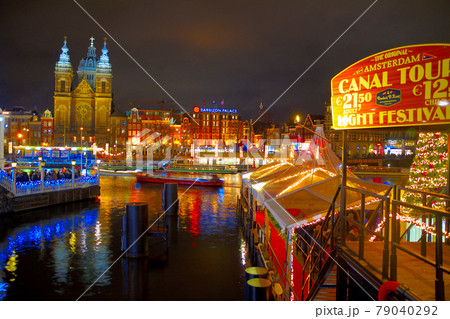 アムステルダム中央駅前運河の夜景3 79040292