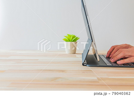 タブレットを操作する人 白背景 横アングル素材 79040362