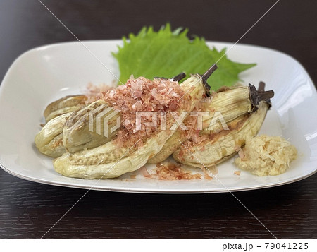 とろとろ焼き茄子を鰹節生姜醤油で とろとろ焼き茄子を鰹節生姜醤油で 79041225