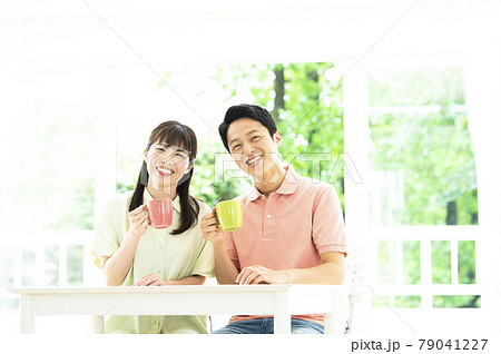 夫婦　ポートレート　カメラ目線　笑顔 79041227