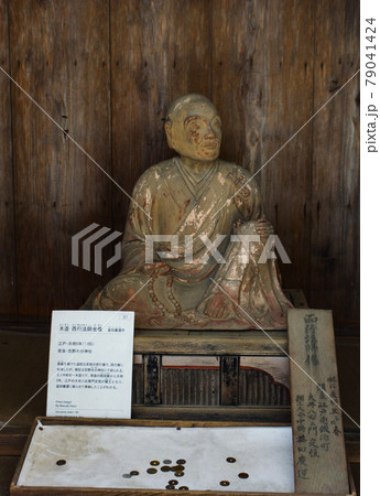 吉野の風景　吉野水分神社（西行法師座像） 79041424