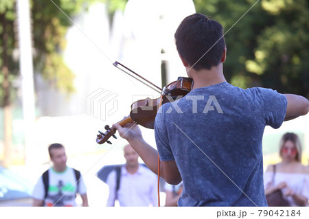 guy plays violin for street people 79042184