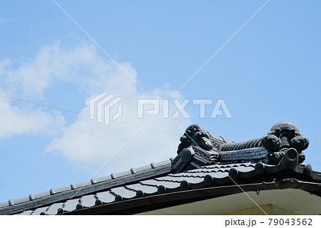 青い空と瓦の屋根 79043562