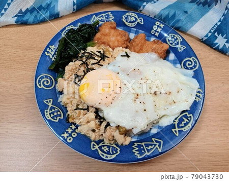 ワンプレートの家庭のお昼ご飯 79043730