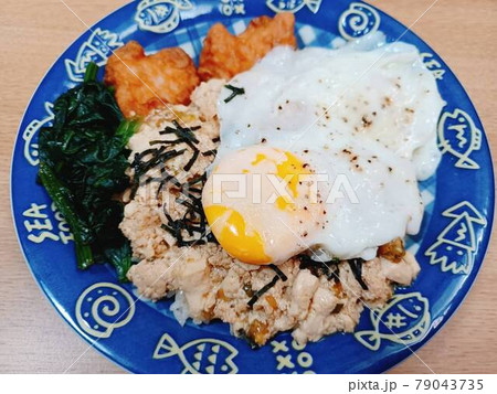 ワンプレートの家庭のお昼ご飯 79043735