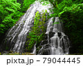 新緑と岩肌をなだらかに流れ落ちる滝 79044445