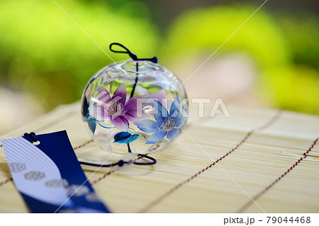 縁側ですのこの上の鉄線の風鈴3 79044468