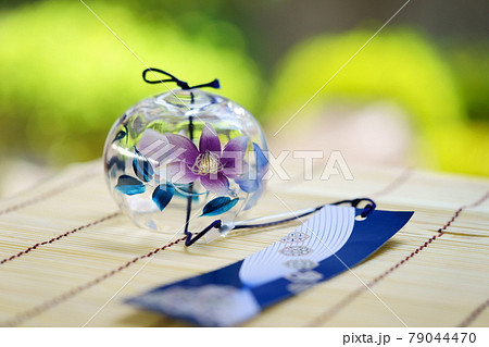 縁側ですのこの上の鉄線の風鈴5 79044470