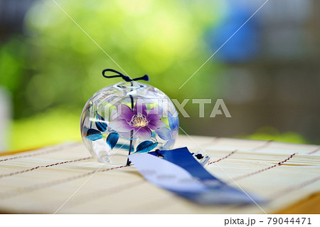 縁側ですのこの上の鉄線の風鈴6 79044471