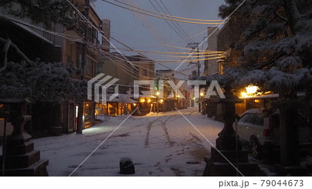 2020年大晦日、早朝の天橋立の雪景色⑧　雪が降りしきる通りの灯 79044673