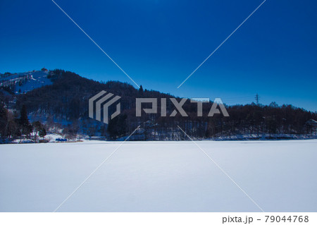 真冬の聖湖の結氷 79044768