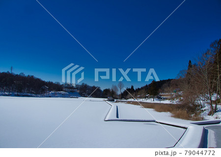 真冬の聖湖の結氷 79044772