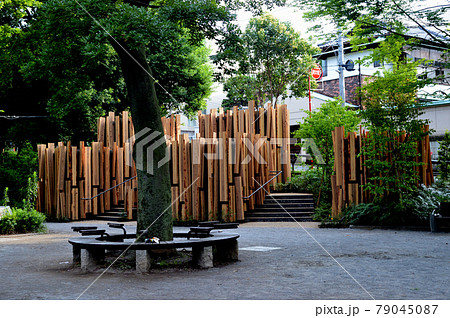 都心にある快適な空間　綺麗なった木製公衆トイレがる鍋島松濤公園 79045087