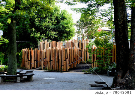 都心にある快適な空間　綺麗なった木製公衆トイレがる鍋島松濤公園 79045091