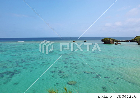 透明度抜群の海　沖縄・ザネー浜　 79045226