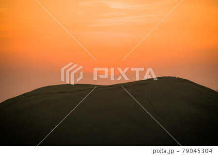 阿蘇山に沈む夕日 阿蘇山に沈む夕日 79045304