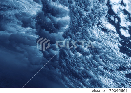 Ocean wave, underwater shot 79046661