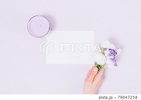 Flat lay blank white card next to woman's hand holding bouquet of fresh flowers Flat lay blank white card next to woman's hand holding bouquet of fresh flowers 79047258