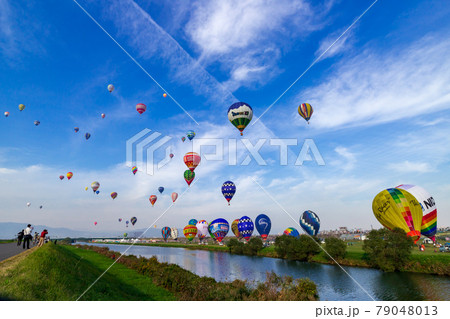 佐賀バルーンフェスタ、一斉離陸するバルーン 79048013