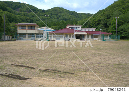 【廃校】旧備前市立三国小学校の校庭と校舎　岡山県備前市 79048241