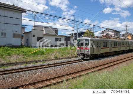のどかな風景を走る東武鉄道 79048451