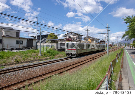 のどかな風景を走る東武鉄道 79048453