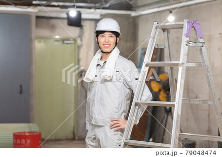 工事現場の若い男性のポートレート 79048474