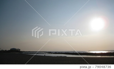 梅雨の晴れ間の穏やかな日本海と海辺を楽しむ親子 79048736