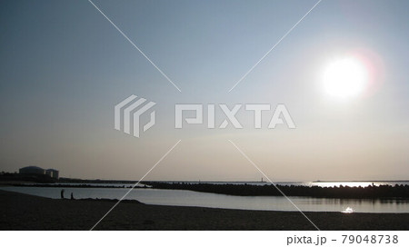 梅雨の晴れ間の穏やかな日本海と海辺を楽しむ親子 79048738