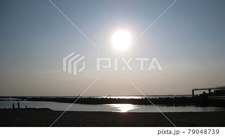 梅雨の晴れ間の穏やかな日本海と海辺を楽しむ親子 79048739