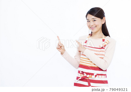 指差しをしている30代の主婦 指差しをしている30代の主婦 79049321