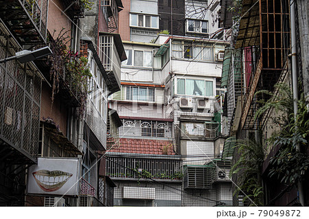 台湾の裏路地のビル 79049872
