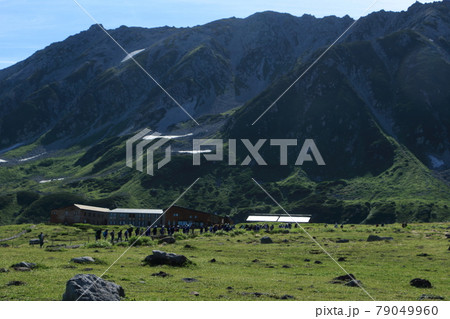 風景・登山・室堂から見る雄山(立山)と立山室堂山荘 風景・登山・室堂から見る雄山(立山)と立山室堂山荘 79049960