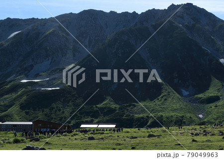 風景・登山・山小屋・室堂から見る雄山(立山)と立山室堂山荘 風景・登山・山小屋・室堂から見る雄山(立山)と立山室堂山荘 79049963