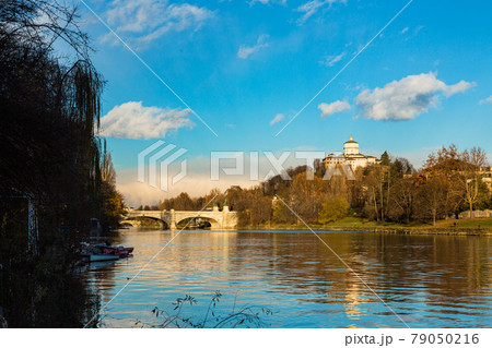 イタリア トリノのポー川とサンタ・マリア・アル・モンテ・デイ・カプチーニ教会 イタリア トリノのポー川とサンタ・マリア・アル・モンテ・デイ・カプチーニ教会 79050216