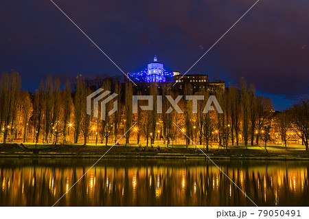 イタリア　トリノのポー川とサンタ・マリア・アル・モンテ・デイ・カプチーニ教会	 79050491