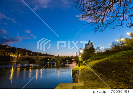イタリア　トリノのポー川とウンベルト橋	 79050493