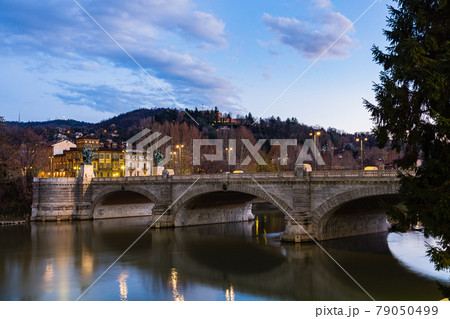 イタリア　夕暮れ時のトリノのポー川とウンベルト橋	 79050499
