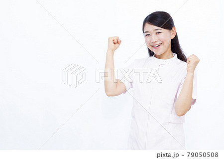 ガッツポーズをしている美容クリニックのスタッフ ガッツポーズをしている美容クリニックのスタッフ 79050508