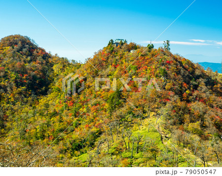 北岳から望む紅葉に染まる英彦山中岳と南岳 北岳から望む紅葉に染まる英彦山中岳と南岳 79050547