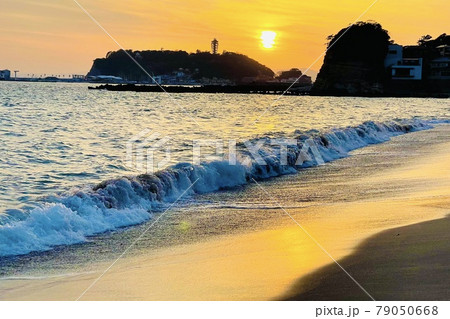 鎌倉 七里ヶ浜から眺める江の島の夕陽 79050668